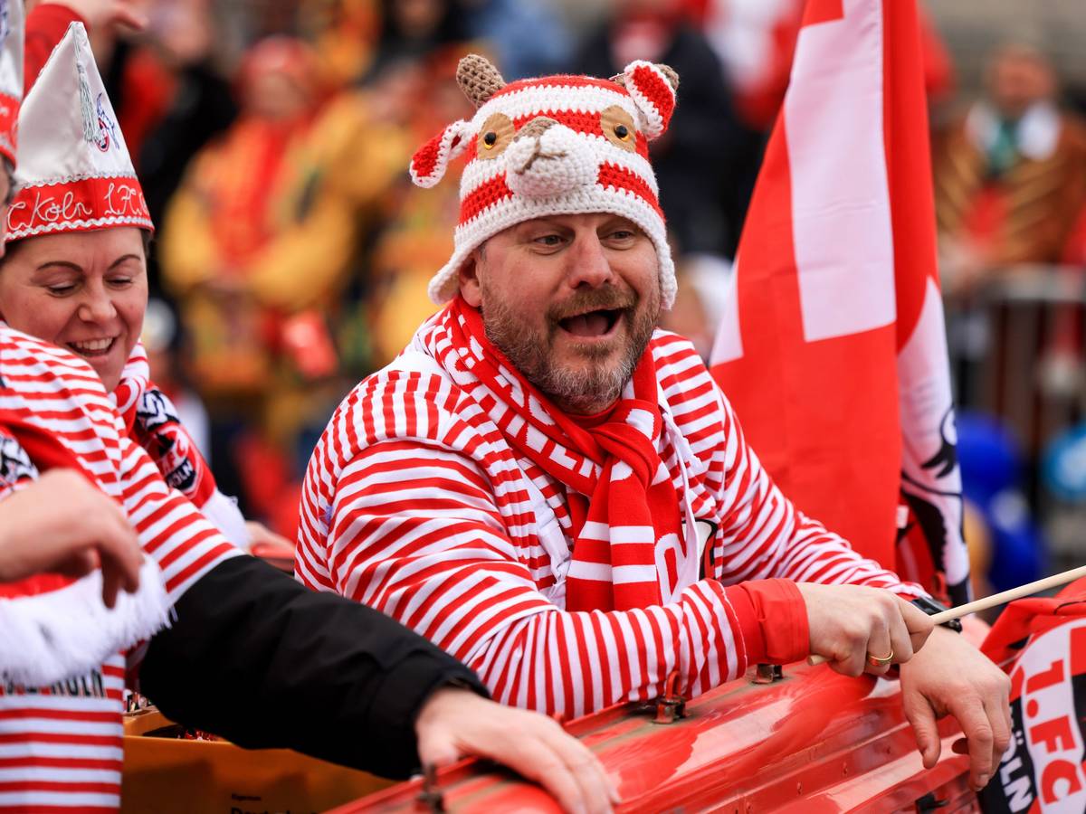 Steffen Baumgart beim Rosenmontagszug in Köln 2023.
