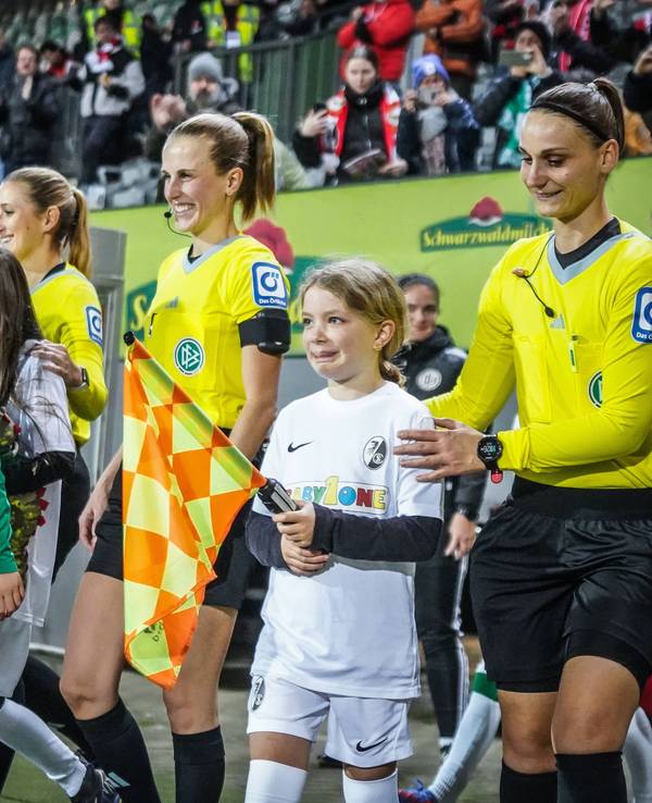 Das Schiri-Gespann beim Einlaufen vor dem Spiel der Frauen-Bundesliga zwischen dem SC Freiburg und dem 1. FC Köln.