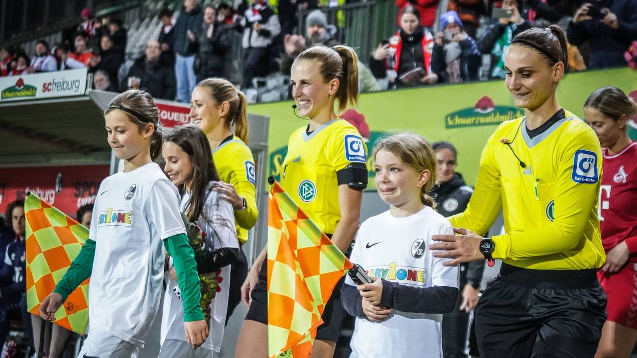 Das Schiri-Gespann beim Einlaufen vor dem Spiel der Frauen-Bundesliga zwischen dem SC Freiburg und dem 1. FC Köln.