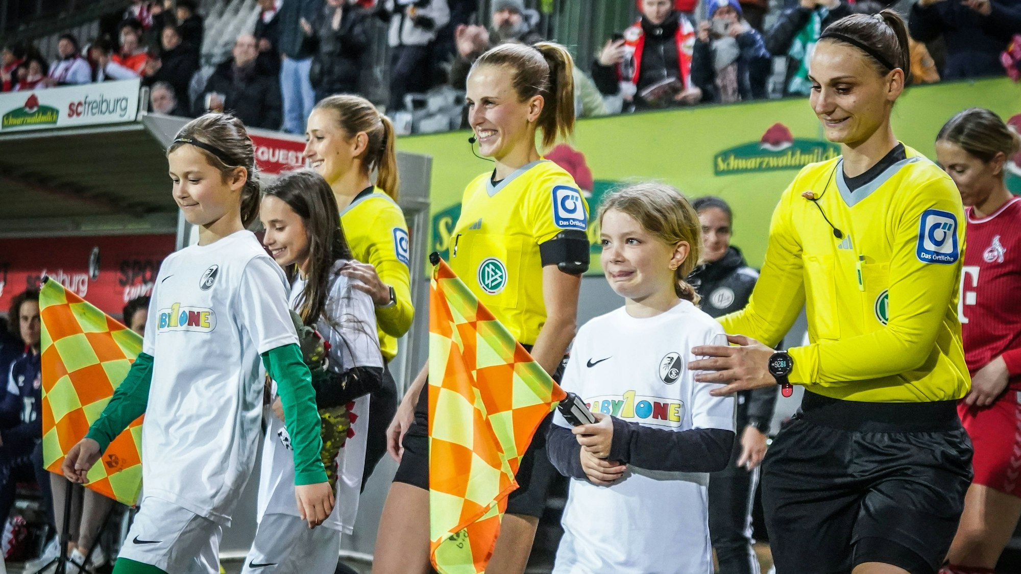 Das Schiri-Gespann beim Einlaufen vor dem Spiel der Frauen-Bundesliga zwischen dem SC Freiburg und dem 1. FC Köln.