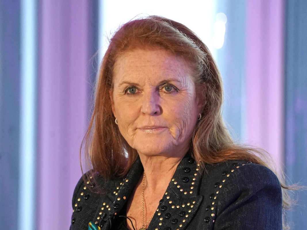 Sarah „Fergie“ Ferguson schaut ernst.