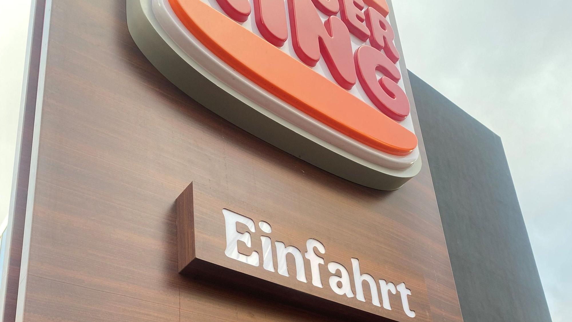 Ein Schild vor einer Burger-King-Filiale in Köln.