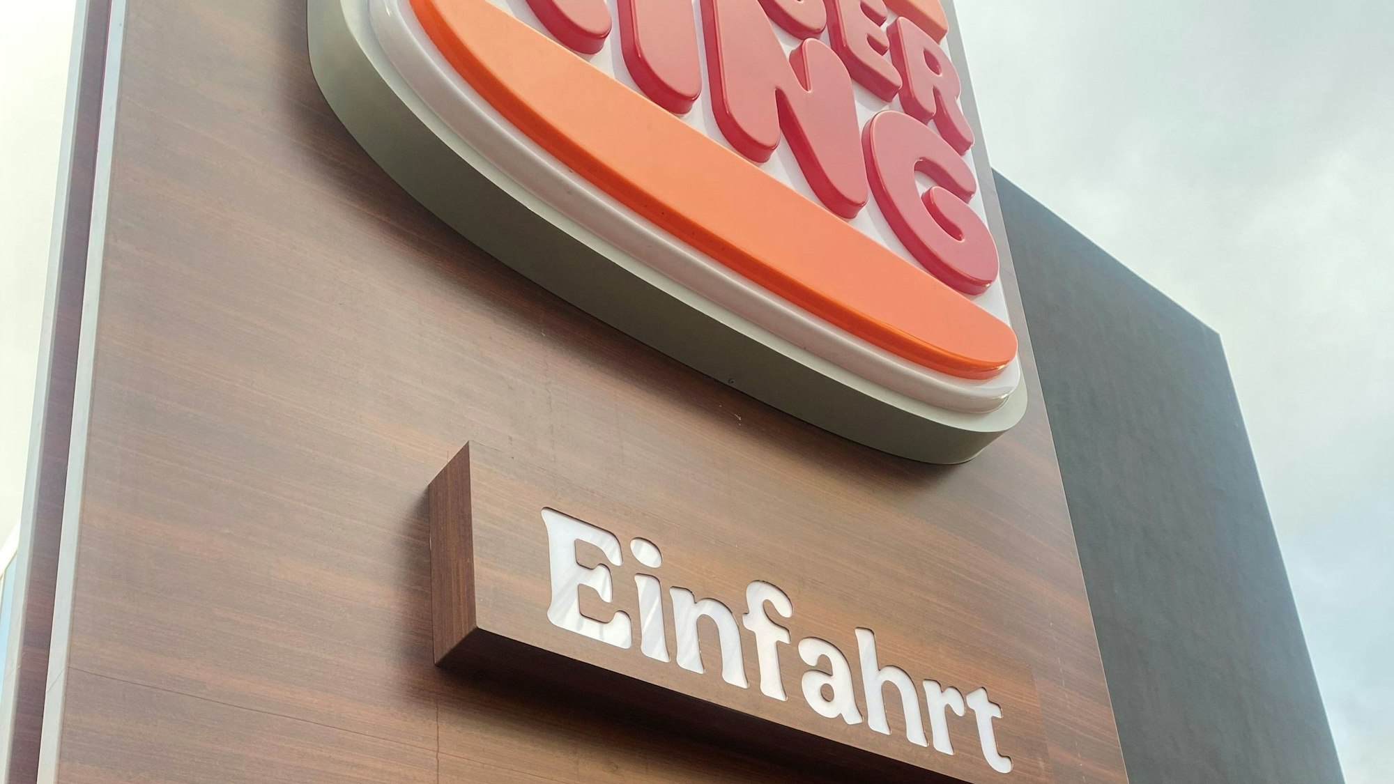 Ein Schild vor einer Burger-King-Filiale in Köln.