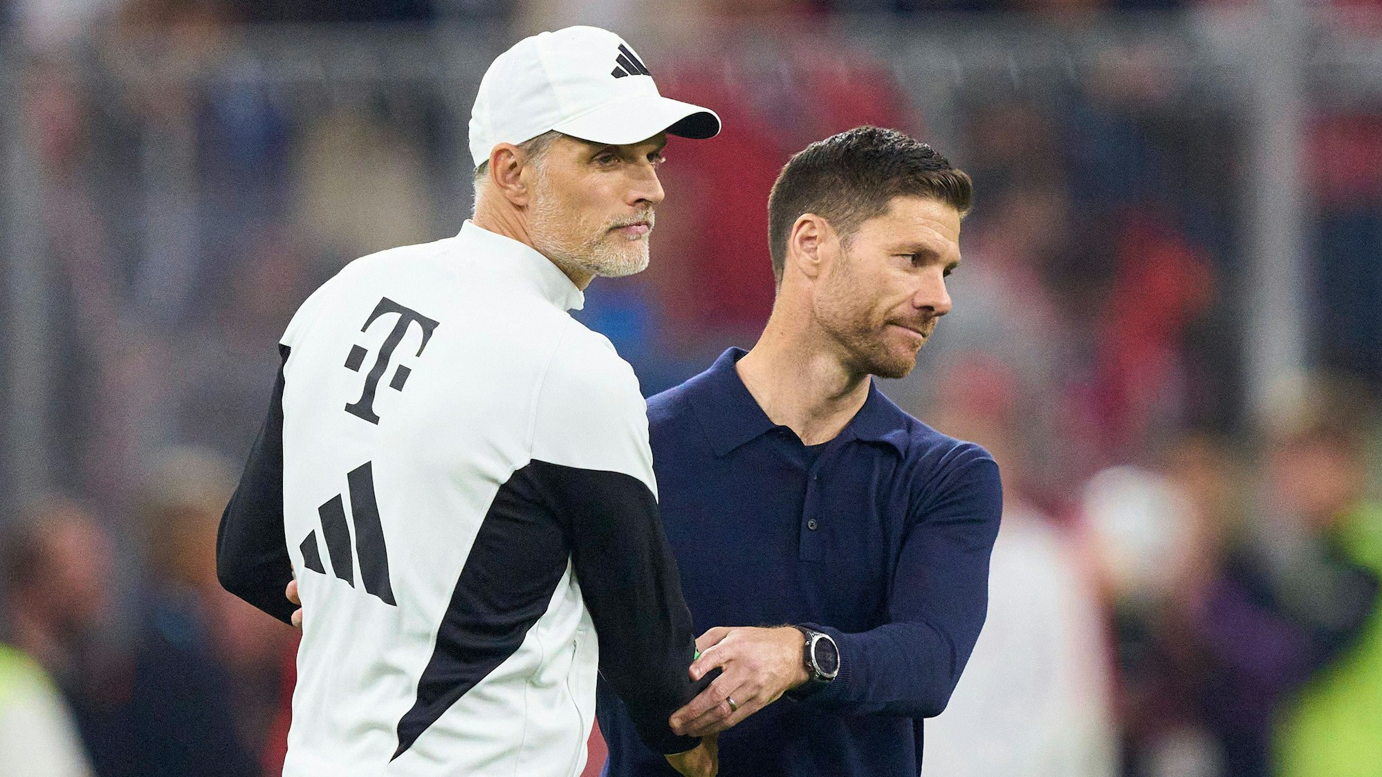 Thomas Tuchel und Xabi Alonso gratulieren sich nach dem Spiel.
