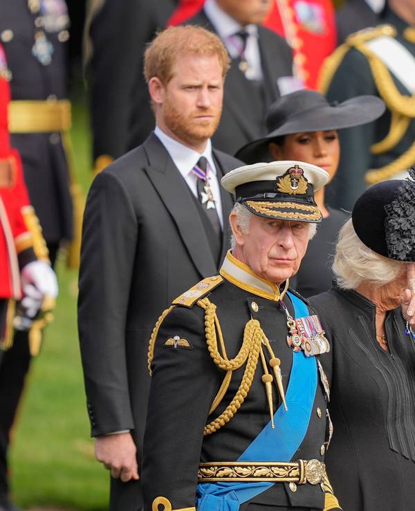 König Charles III., Königin Camilla, Prinz Harry und Prinz William im September 2022 beim Staatsbegräbnis für Königin Elizabeth II..