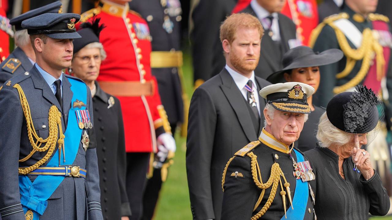 König Charles III., Königin Camilla, Prinz Harry und Prinz William im September 2022 beim Staatsbegräbnis für Königin Elizabeth II..