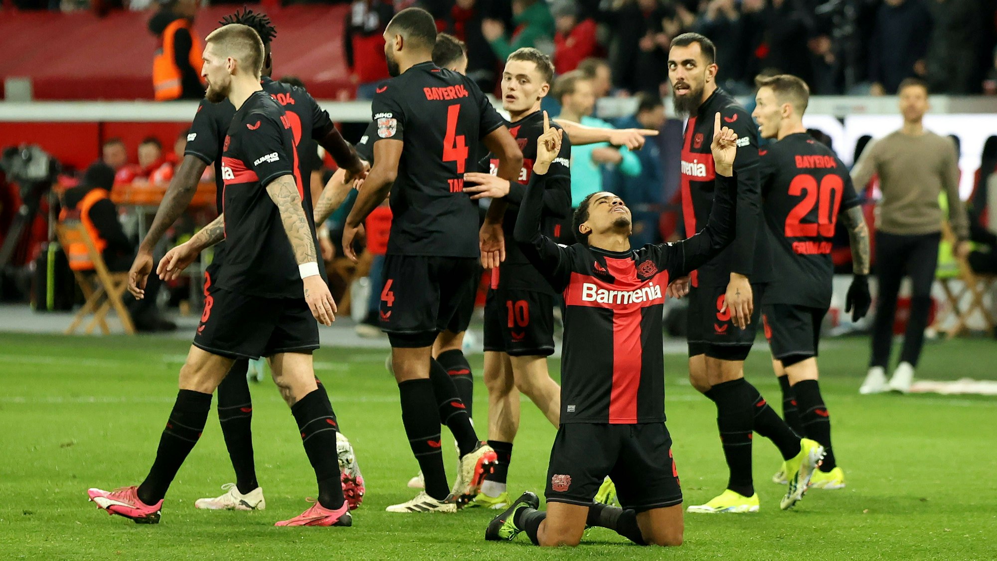 Die Spieler von Bayer 04 Leverkusen freuen sich über das Tor zum 2:2 durch Amine Adli gegen den VfB Stuttgart.