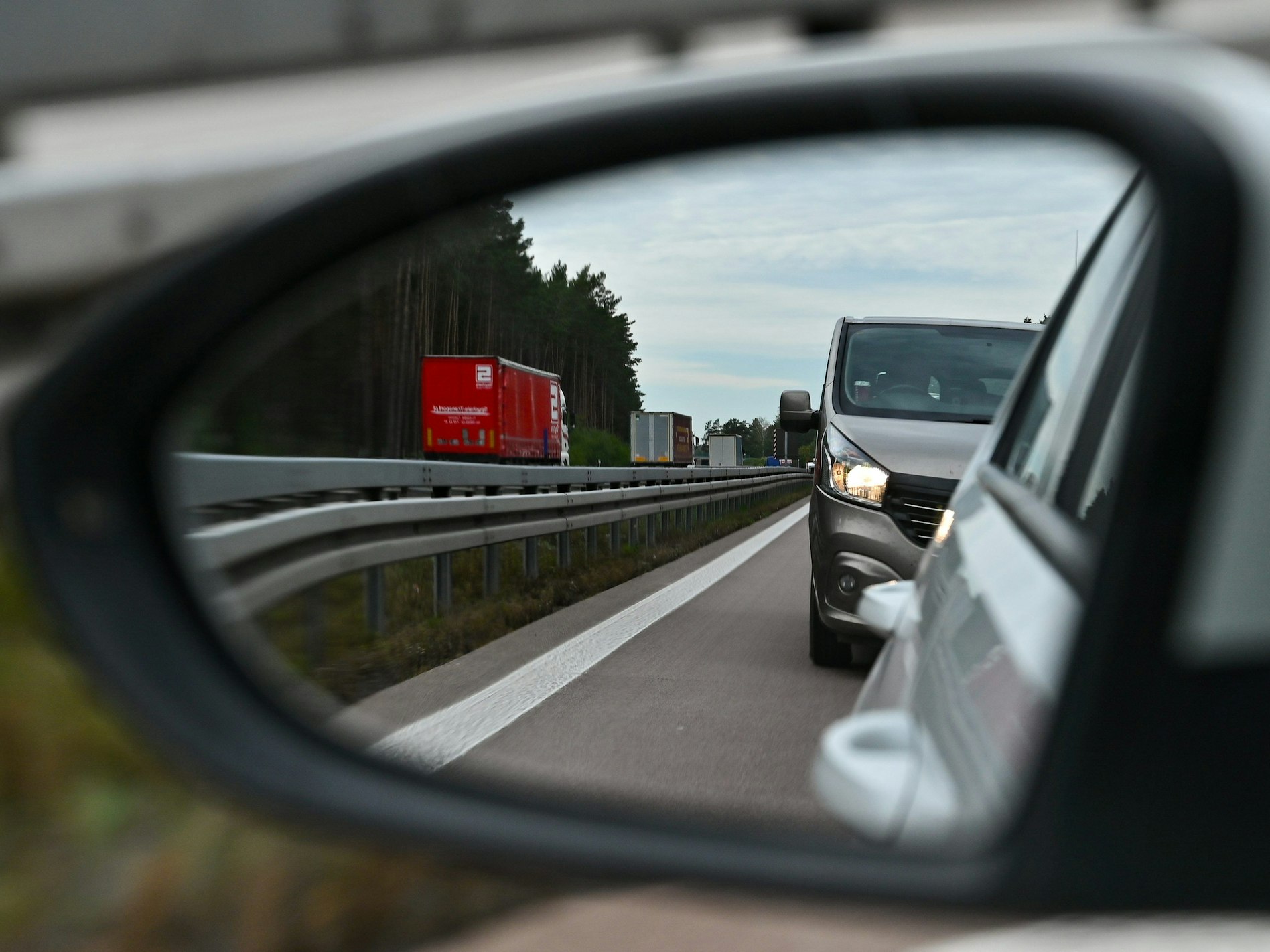 Drängler im Außenspiegel