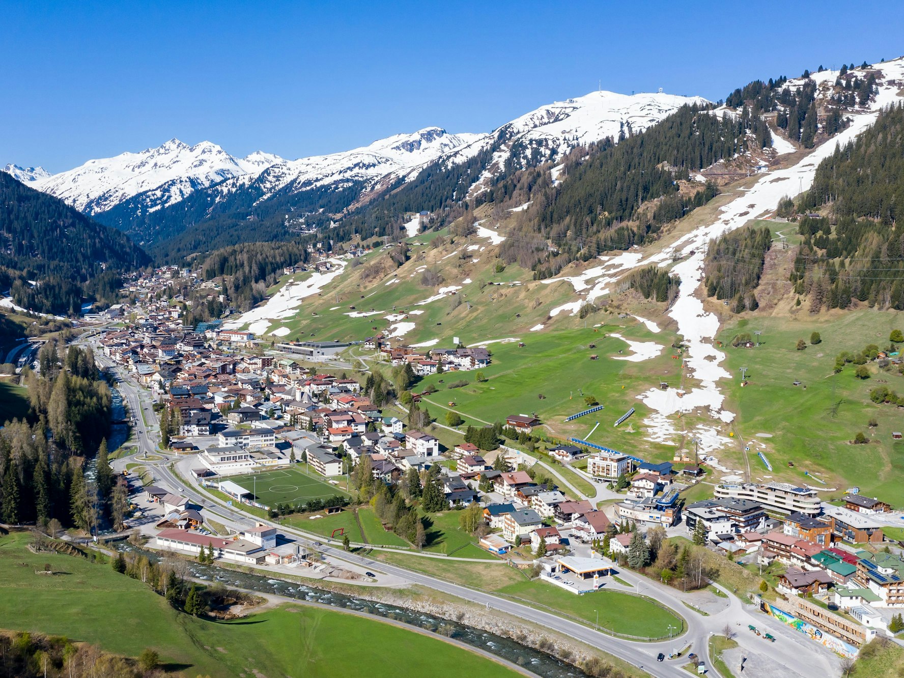 Der bekannte Wintersportort St. Anton in den Tiroler Alpen.