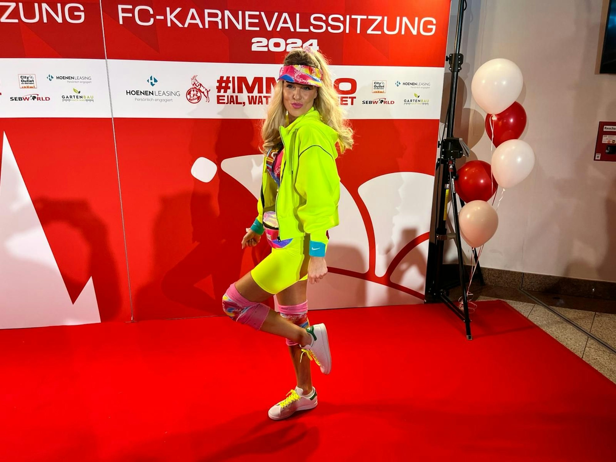Laura Wontorra verkleidet als Aerobic-Barbie auf dem Roten Teppich der Karnevalssitzung des 1. FC Köln im Maritim-Hotel.
