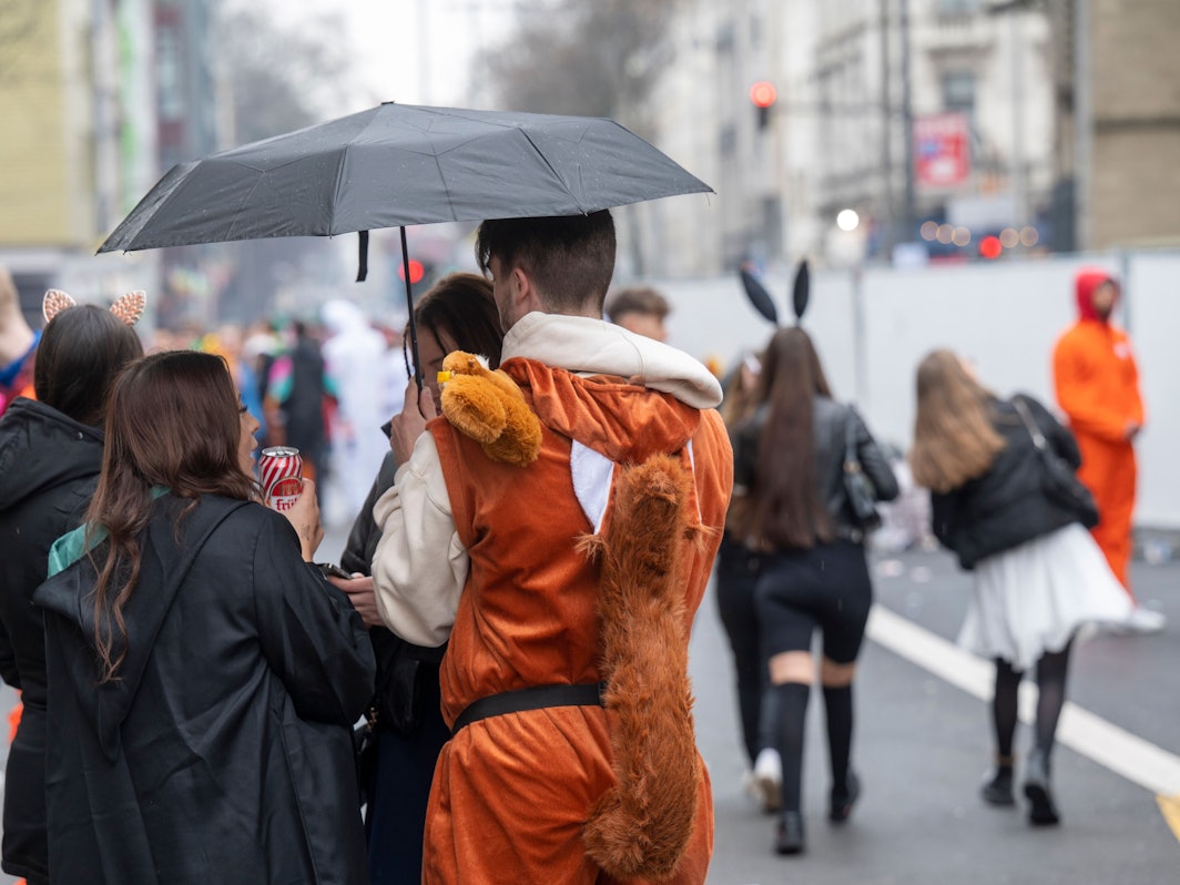 Weiberfastnacht im Regen (Archivfoto) – es wird wohl eine feuchte Feier.