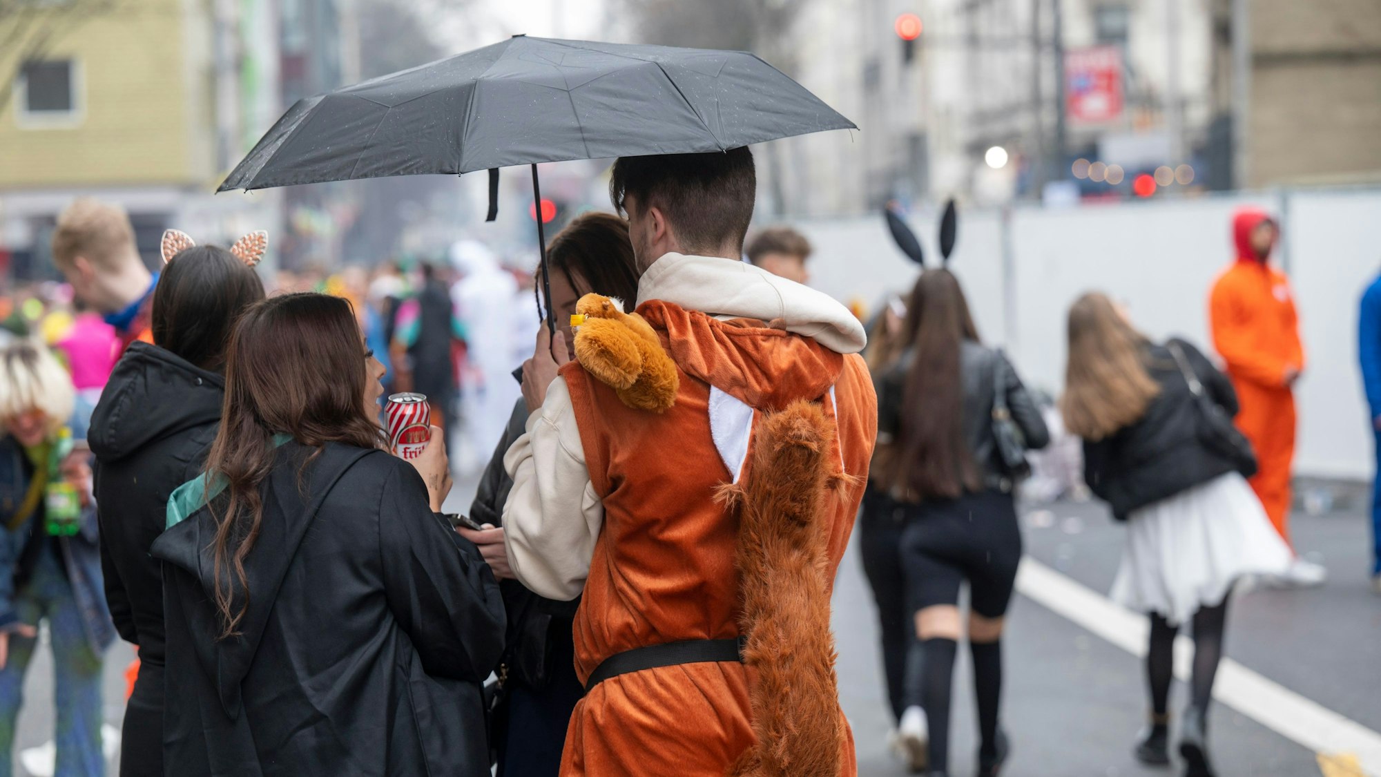 Weiberfastnacht im Regen (Archivfoto) – es wird wohl eine feuchte Feier.