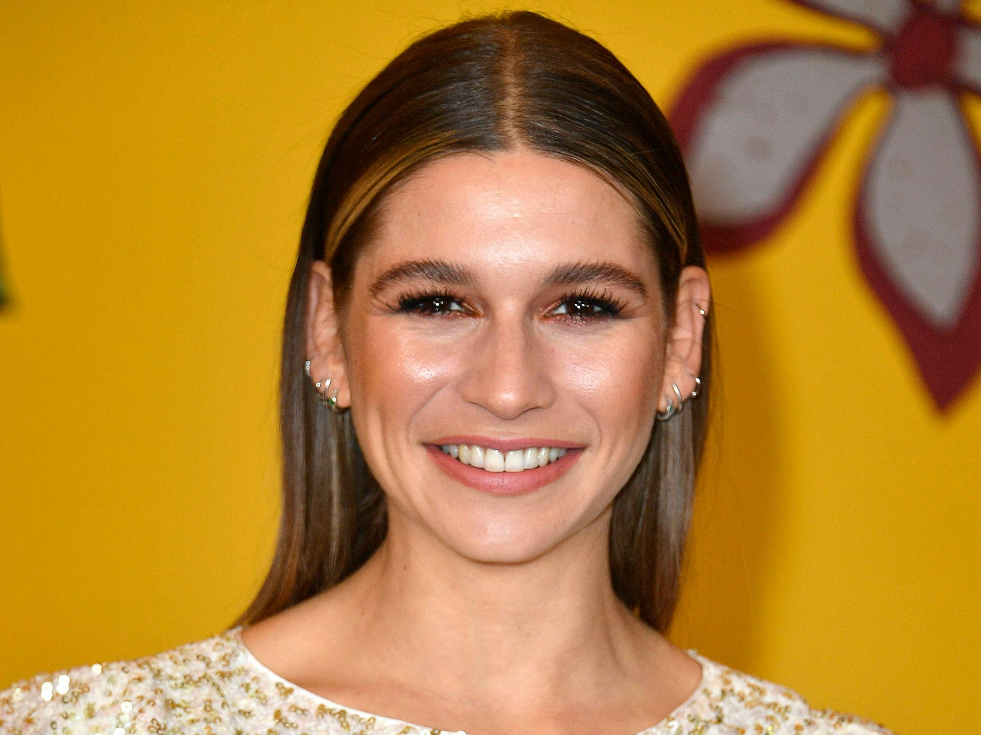 Das Foto zeigt Moderatorin Jana Wosnitza bei der Kinopremiere des Films „Next Goal Wins“ im Kino International in Berlin.