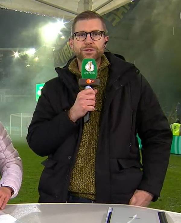 Katrin Müller-Hohenstein und Per Mertesacker im Regen von Saarbrücken.