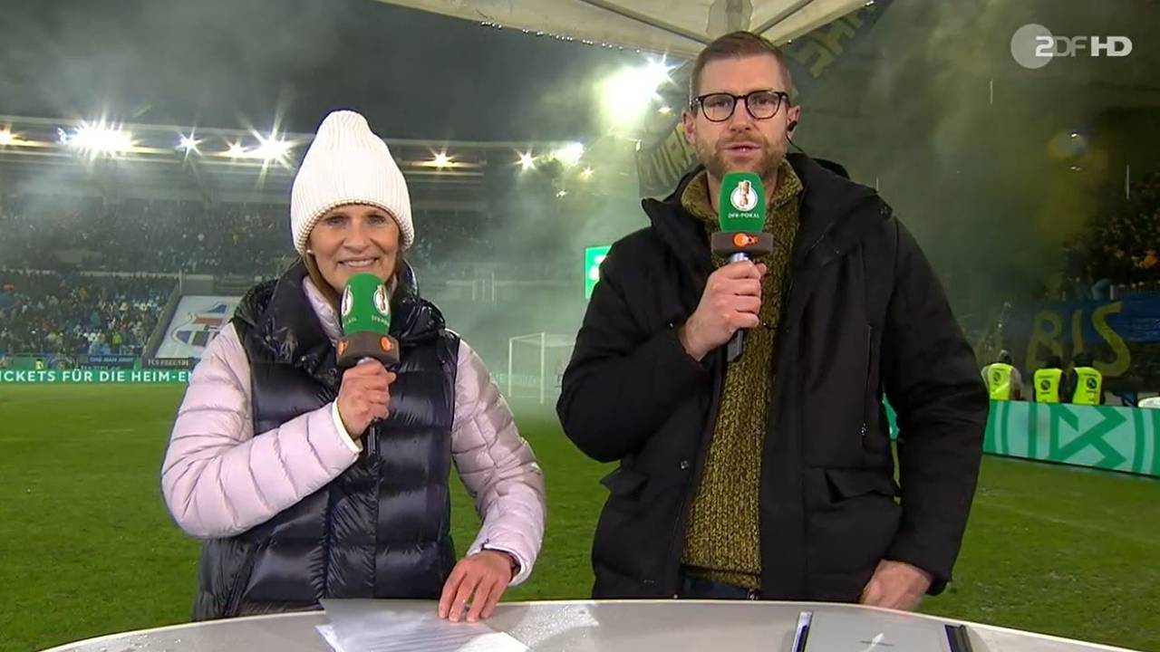 Katrin Müller-Hohenstein und Per Mertesacker im Regen von Saarbrücken.