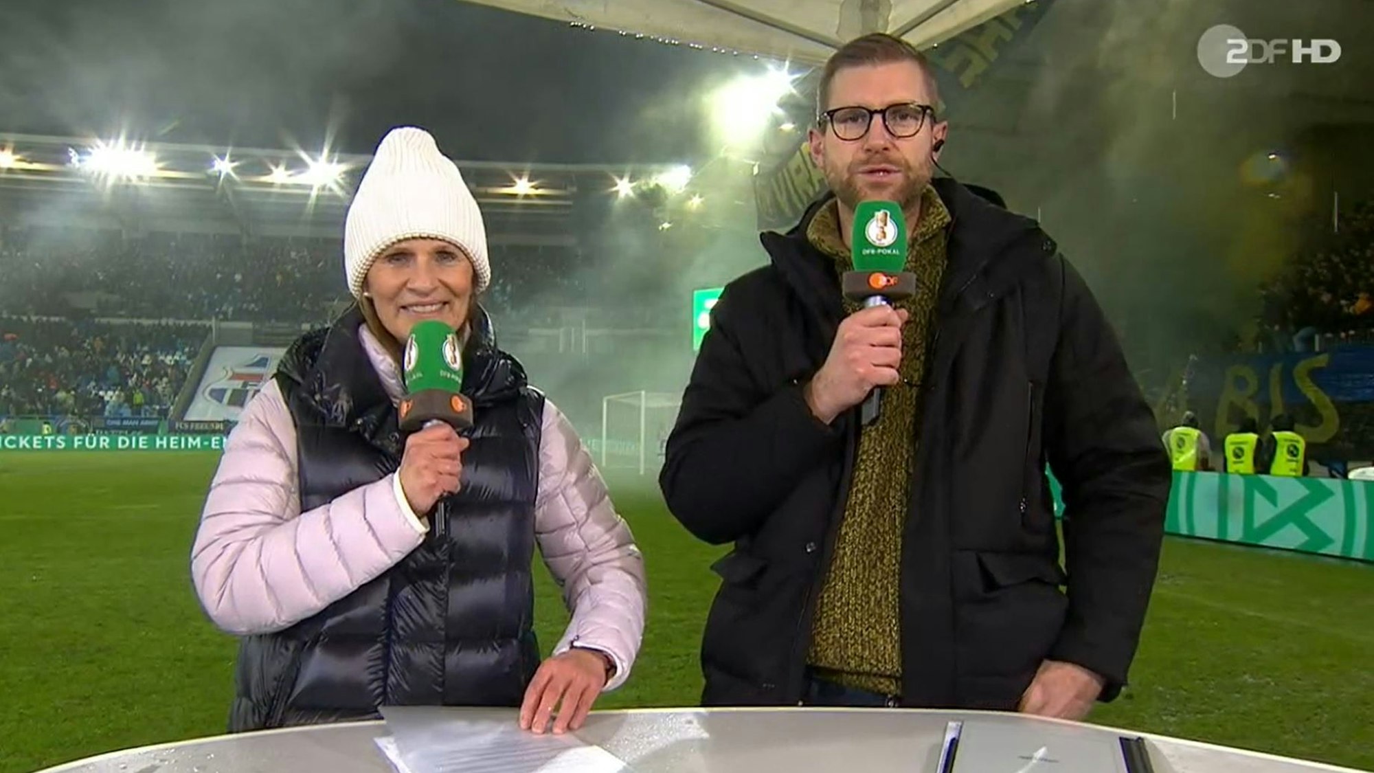 Katrin Müller-Hohenstein und Per Mertesacker im Regen von Saarbrücken.