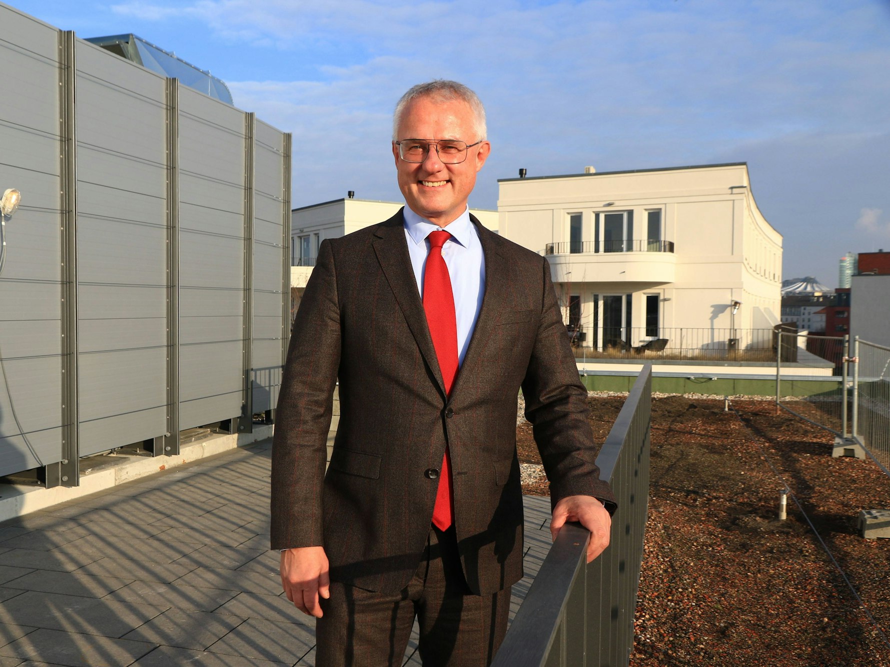 Peter Kurth, Präsident des BDE Bundesverband der Deutschen Entsorgungs-, Wasser- und Rohstoffwirtschaft  fotografiert auf dem Dach im Neubau vom Entsorgungsverband BDE.