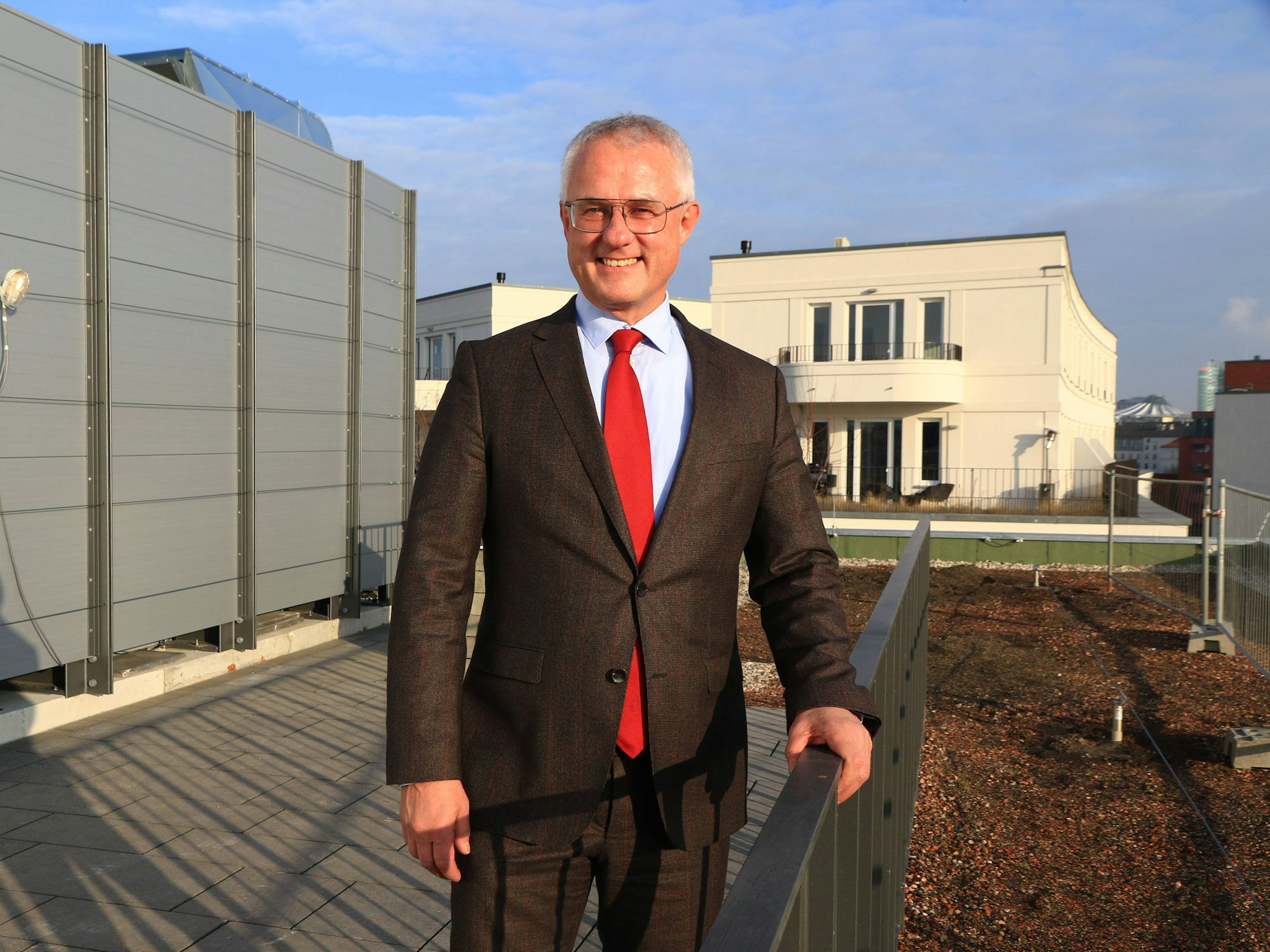 Peter Kurth, Präsident des BDE Bundesverband der Deutschen Entsorgungs-, Wasser- und Rohstoffwirtschaft fotografiert auf dem Dach im Neubau vom Entsorgungsverband BDE.