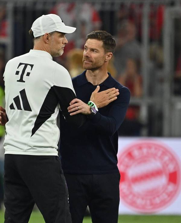 Thomas Tuchel umarmt Xabi Alonso.