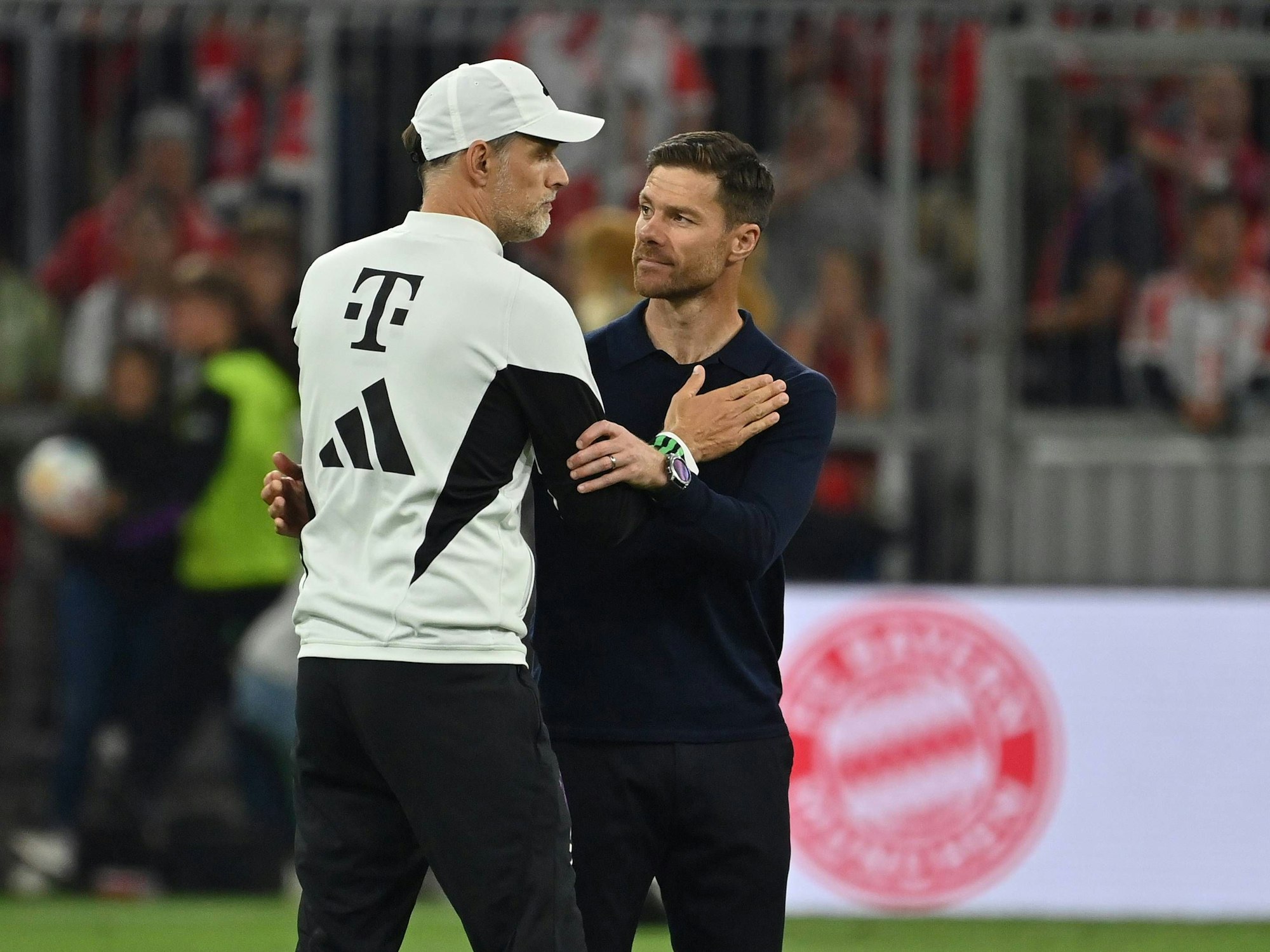Thomas Tuchel umarmt Xabi Alonso.