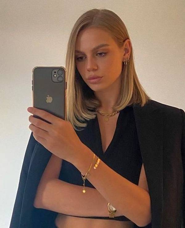 Influencerin Laura Abla posiert auf einem bei Instagram veröffentlichten Foto.