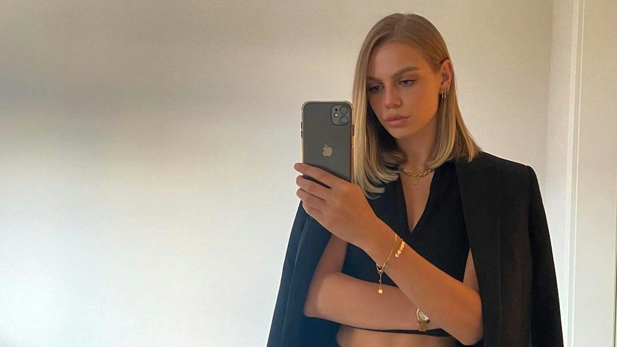 Influencerin Laura Abla posiert auf einem bei Instagram veröffentlichten Foto.