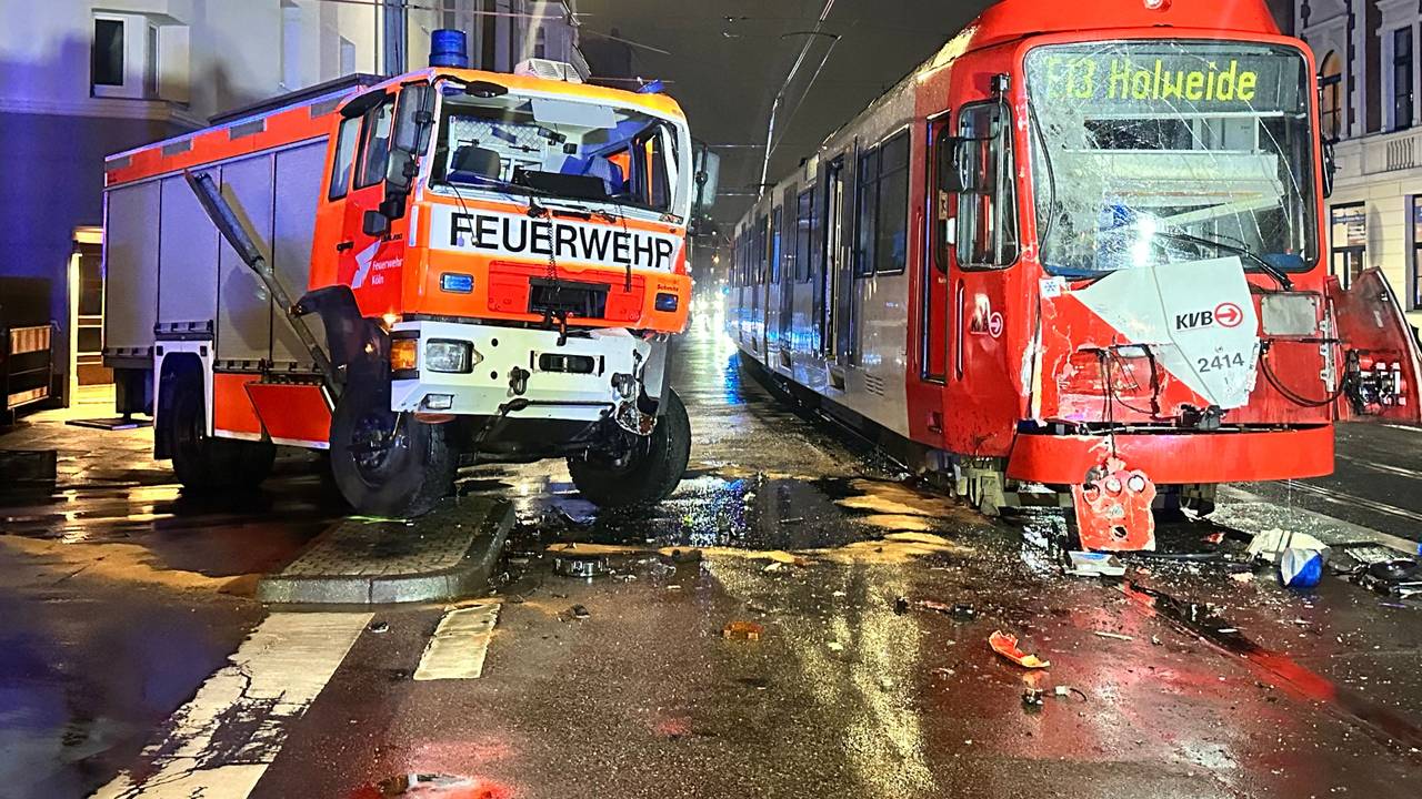 An dem Unfall in Weidenpesch war ein Feuerwehrwagen beteiligt.