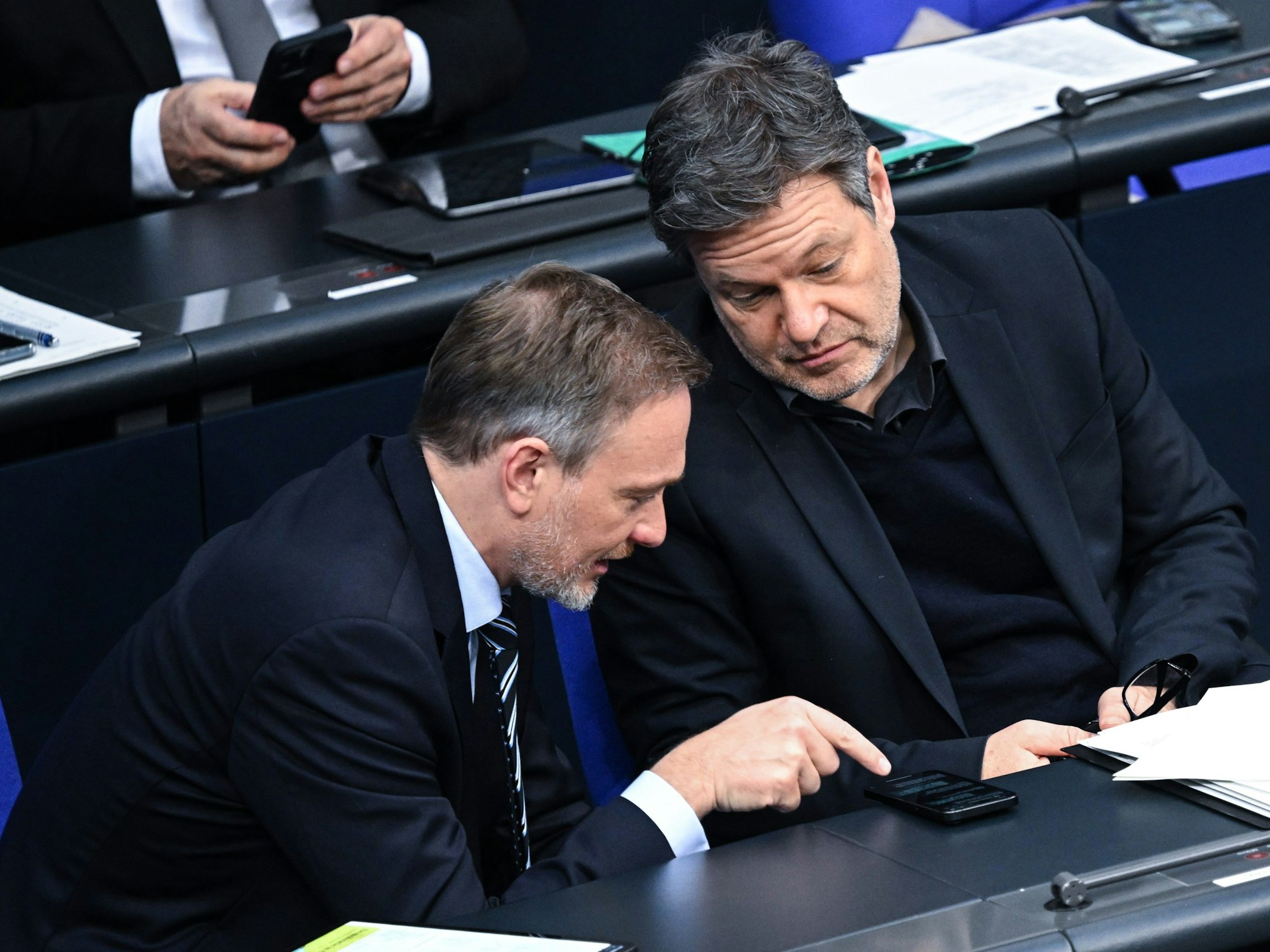 Bundesfinanzminister Christian Lindner (l. ,FDP) und Vizekanzler Robert Habeck (Grüne) unterhalten sich Anfang Februar auf der Regierungsbank im Bundestag.