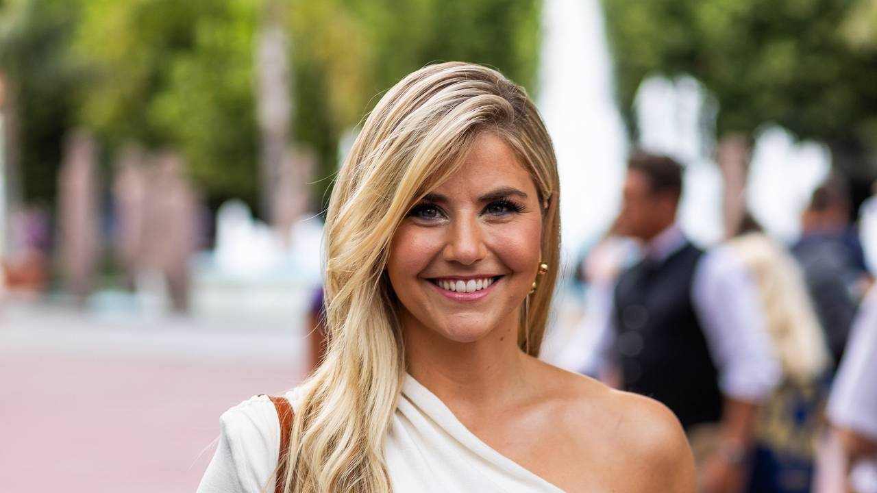 Beatrice Egli steht auf dem Roten Teppich. Fernsehproduzent Werner Kimmig feiert seinen Geburtstag mit vielen prominenten Gästen im Europa-Park in Rust.