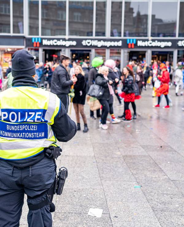 Jecke am Kölner Hauptbahnhof am Rosenmontag