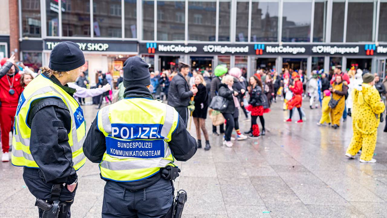 Jecke am Kölner Hauptbahnhof am Rosenmontag