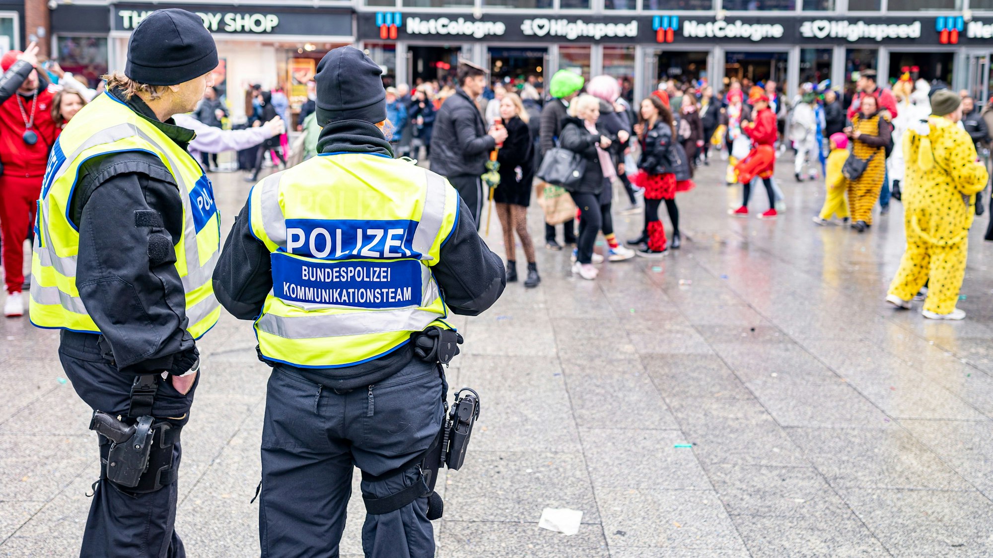 Jecke am Kölner Hauptbahnhof am Rosenmontag