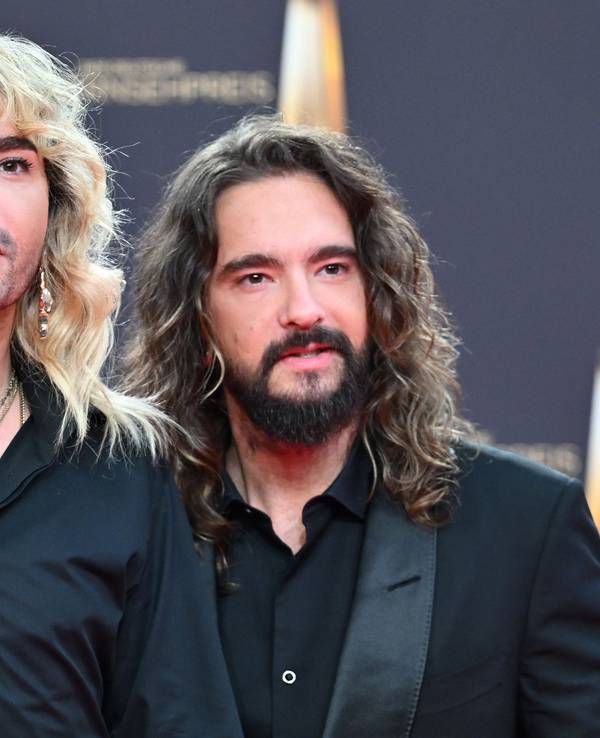 Die Musiker Bill Kaulitz (l.) und Tom Kaulitz (r.) kommen zur Verleihung der Deutschen Fernsehpreise 2023 ins Coloneum.
