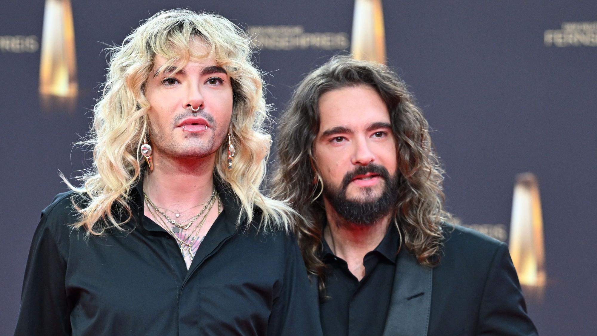 Die Musiker Bill Kaulitz (l.) und Tom Kaulitz (r.) kommen zur Verleihung der Deutschen Fernsehpreise 2023 ins Coloneum.