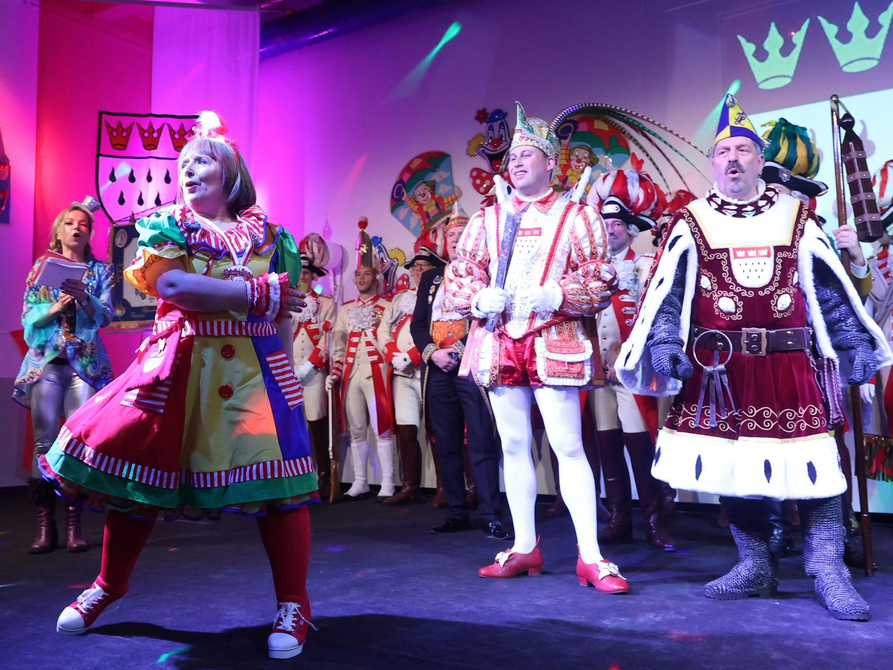 Karnevalssitzung in der JVA Köln für weibliche Inhaftierte.
Angela Wotzlaw als Jungfrau.