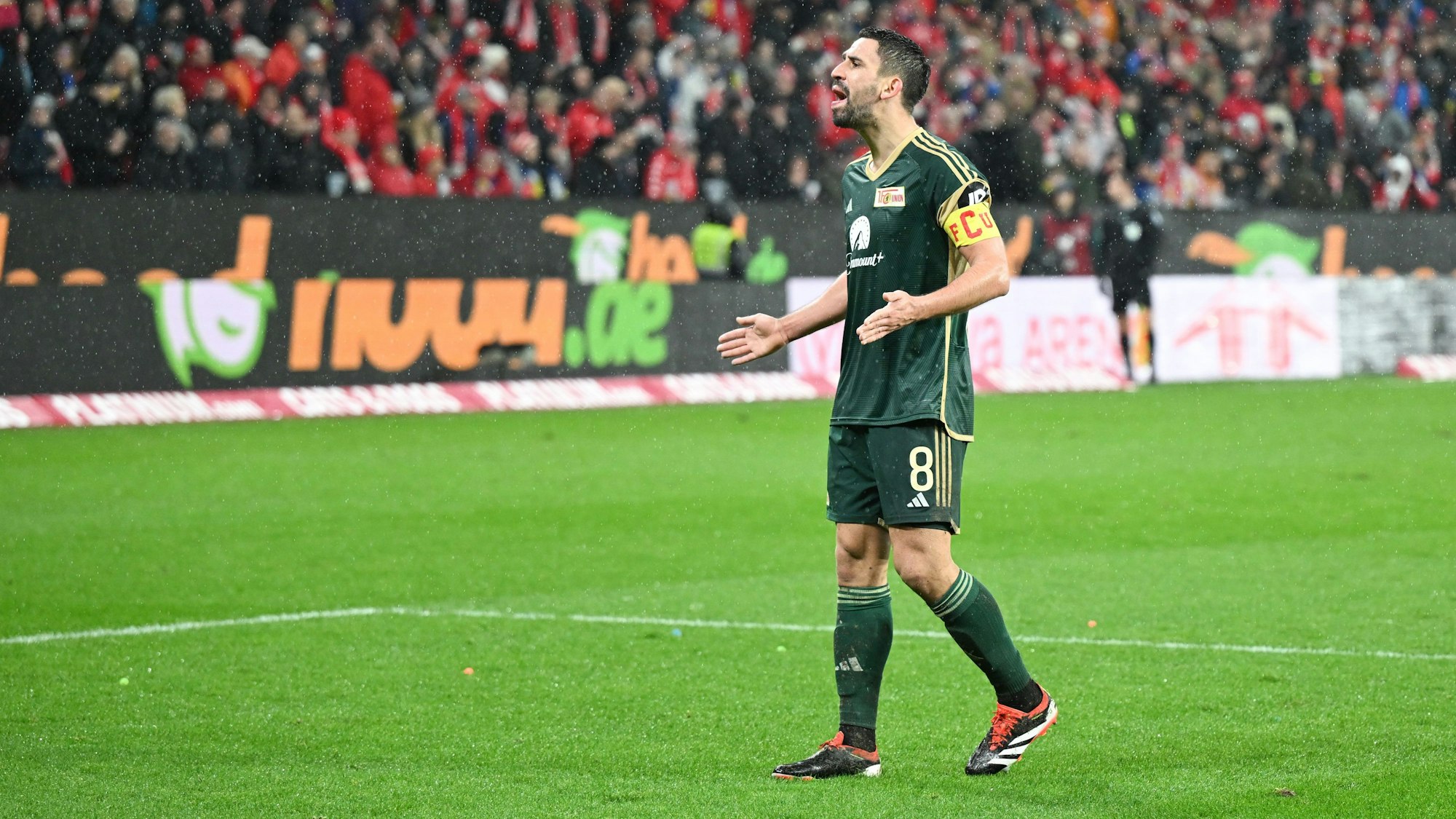 Rani Kedira fordert die Union-Fans in Mainz auf, keine Bälle mehr auf das Spielfeld zu werfen.