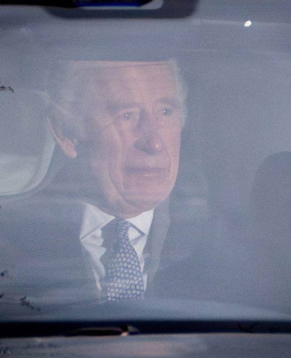 König Charles III. verlässt in einer Limousine das Clarence House.