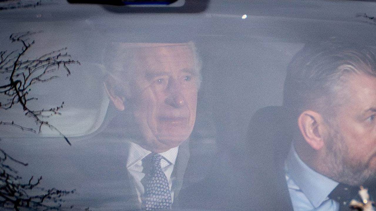 König Charles III. verlässt in einer Limousine das Clarence House.
