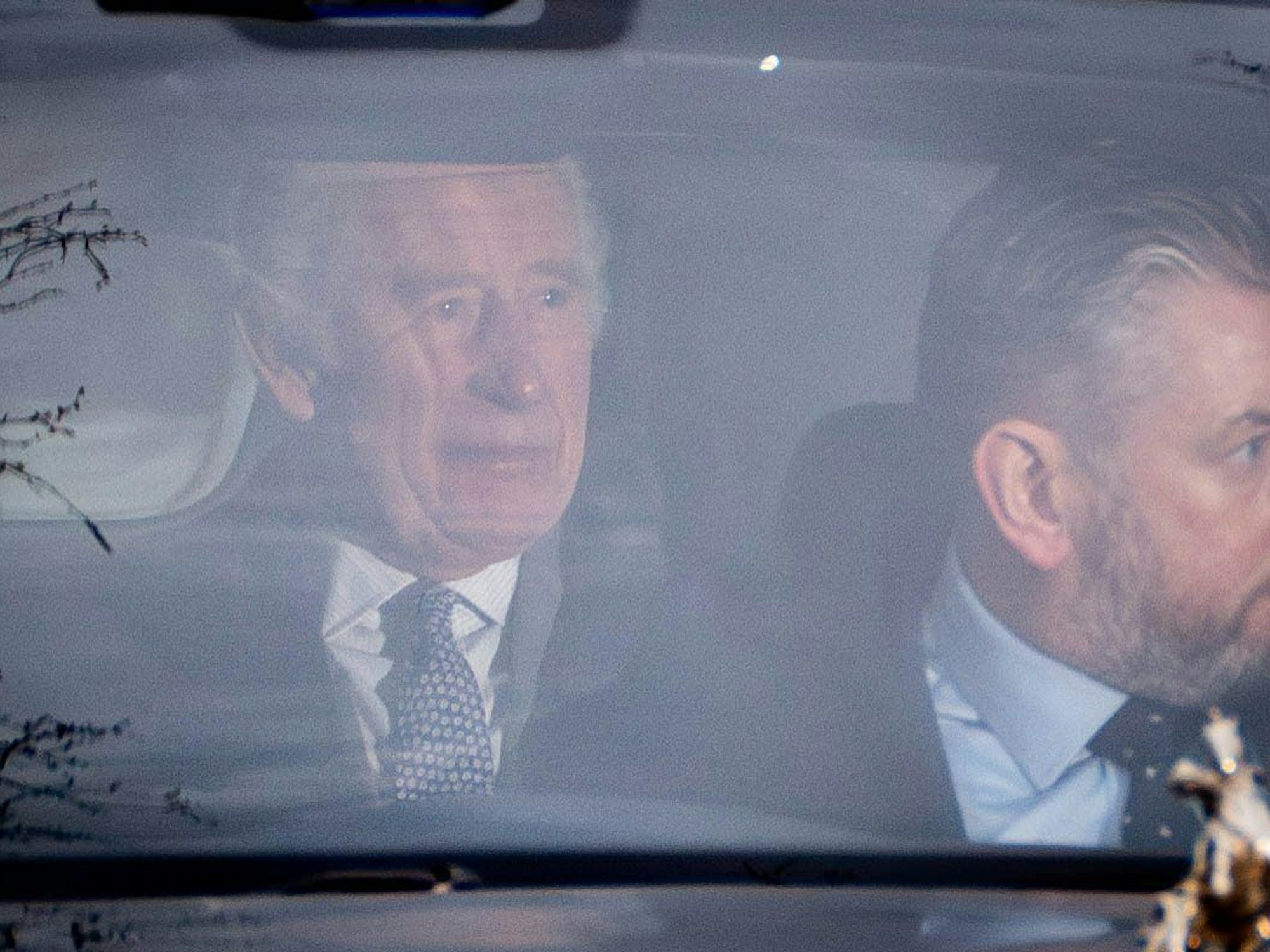 König Charles III. verlässt in einer Limousine das Clarence House.