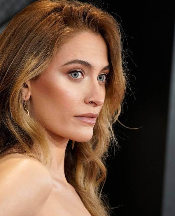 Paris Jackson posiert für Fotos vor den Grammys 2024