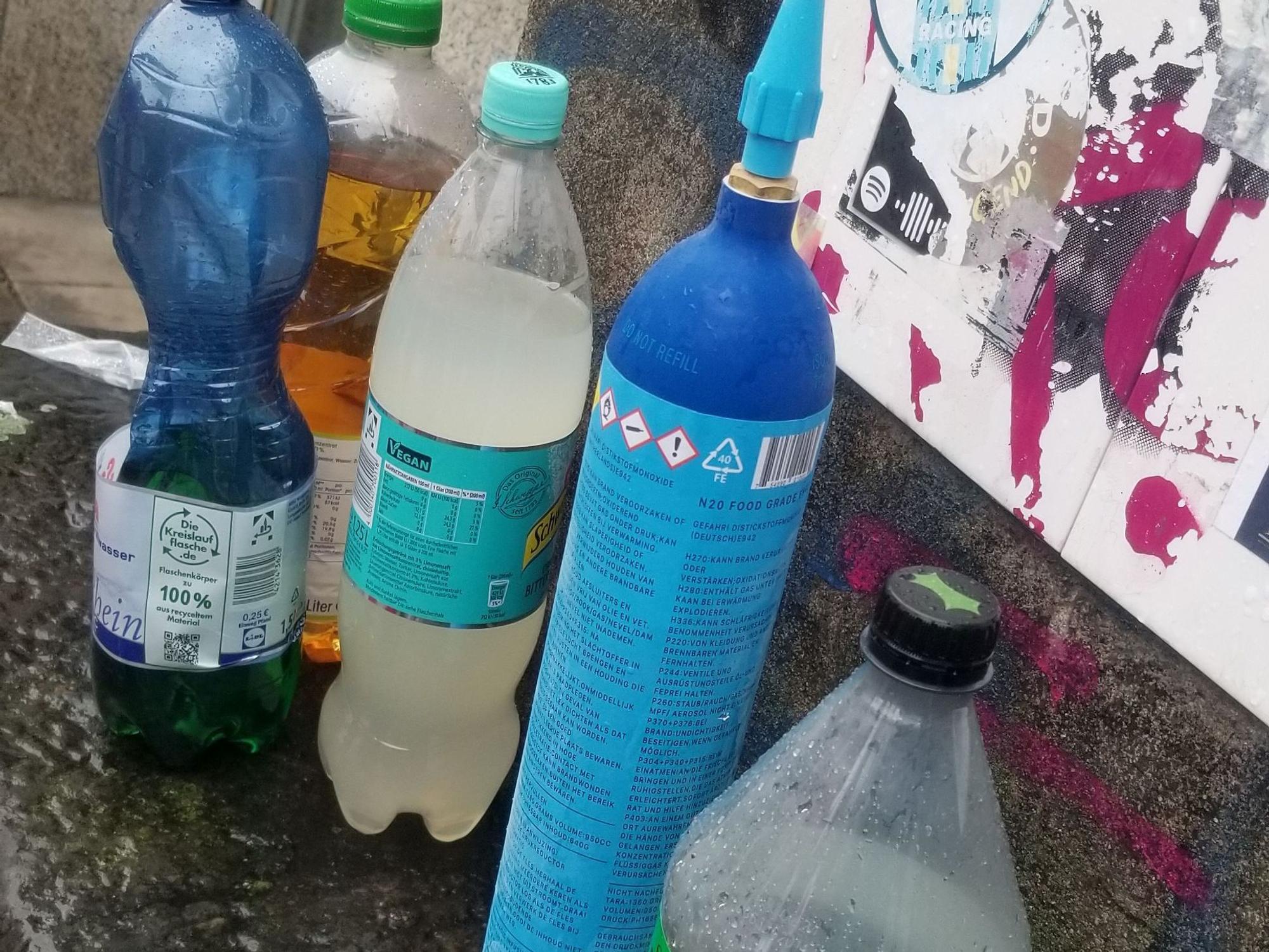 Eine leere Kartusche mit Lachgas steht auf einer Mauer an der Zülpicher Straße.