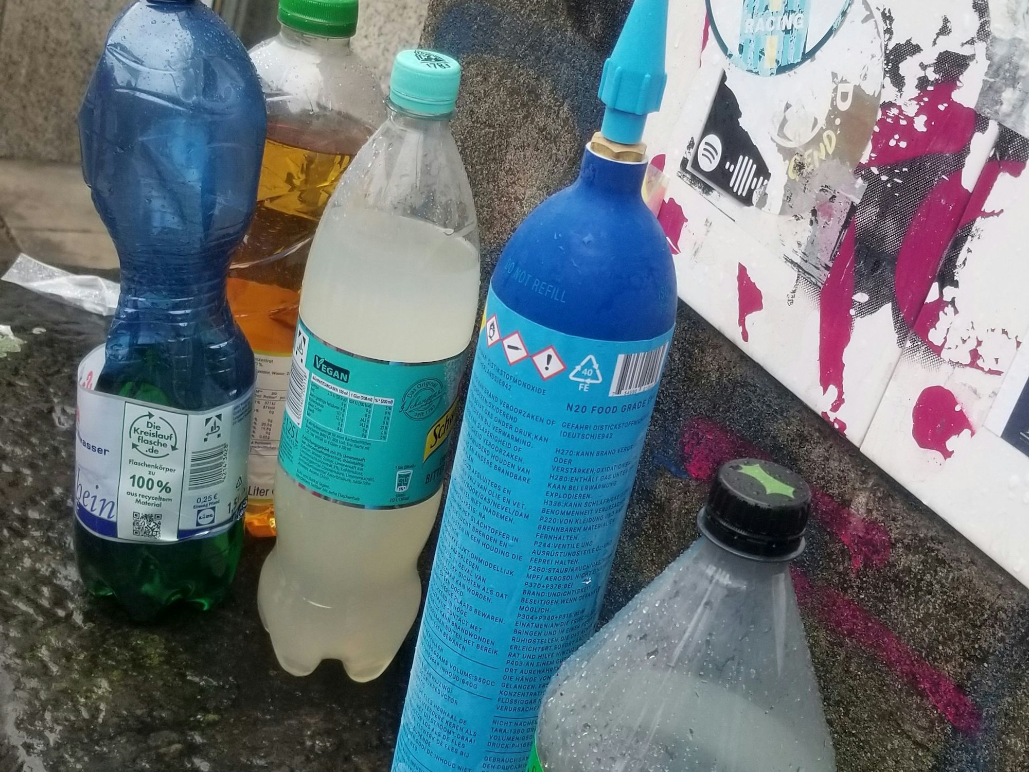 Eine leere Kartusche mit Lachgas steht auf einer Mauer an der Zülpicher Straße.