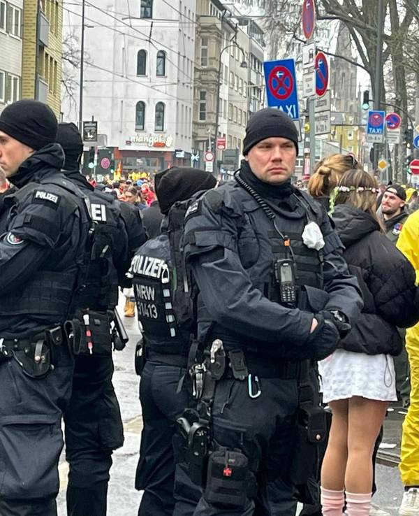 Menschen stehen auf der Zülpicher Straße.