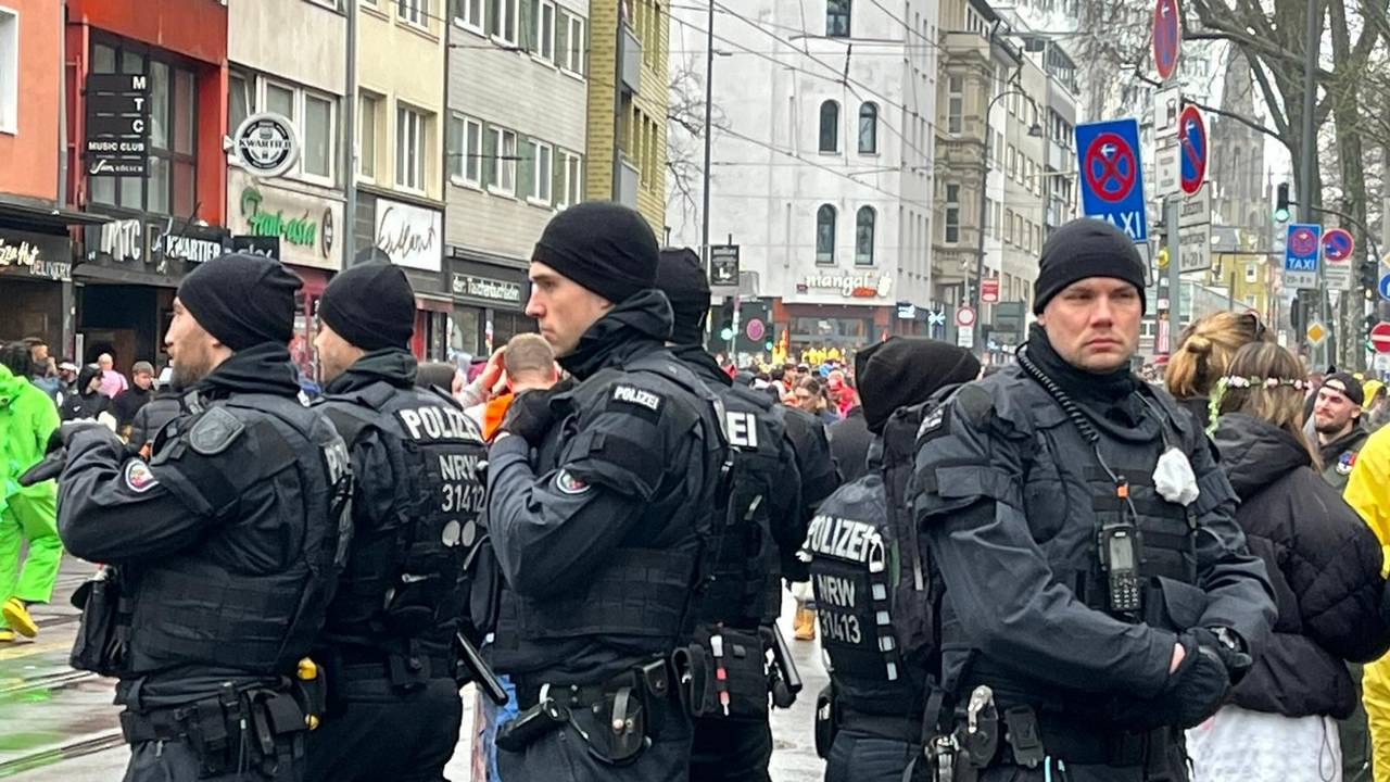 Menschen stehen auf der Zülpicher Straße.
