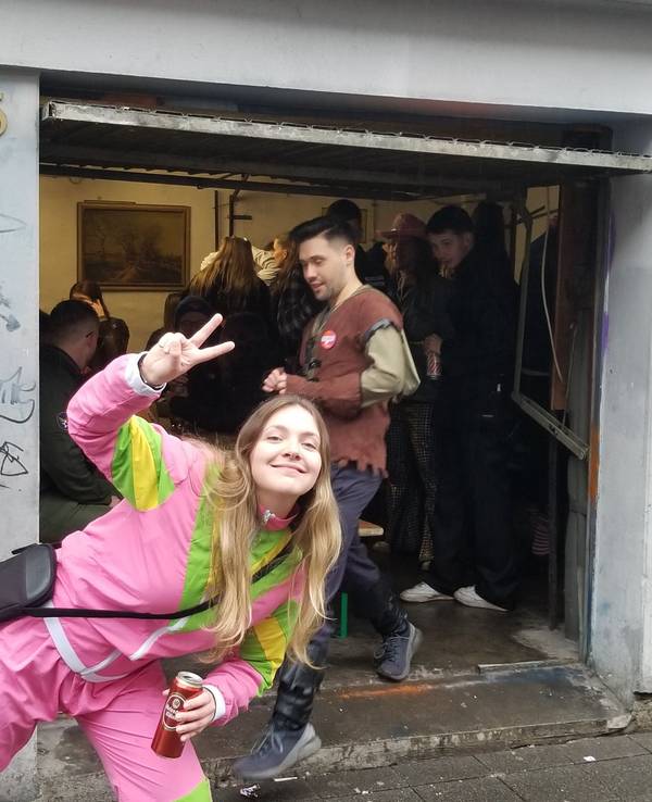 Feiernde in einer Garage auf der Zülpicher Straße