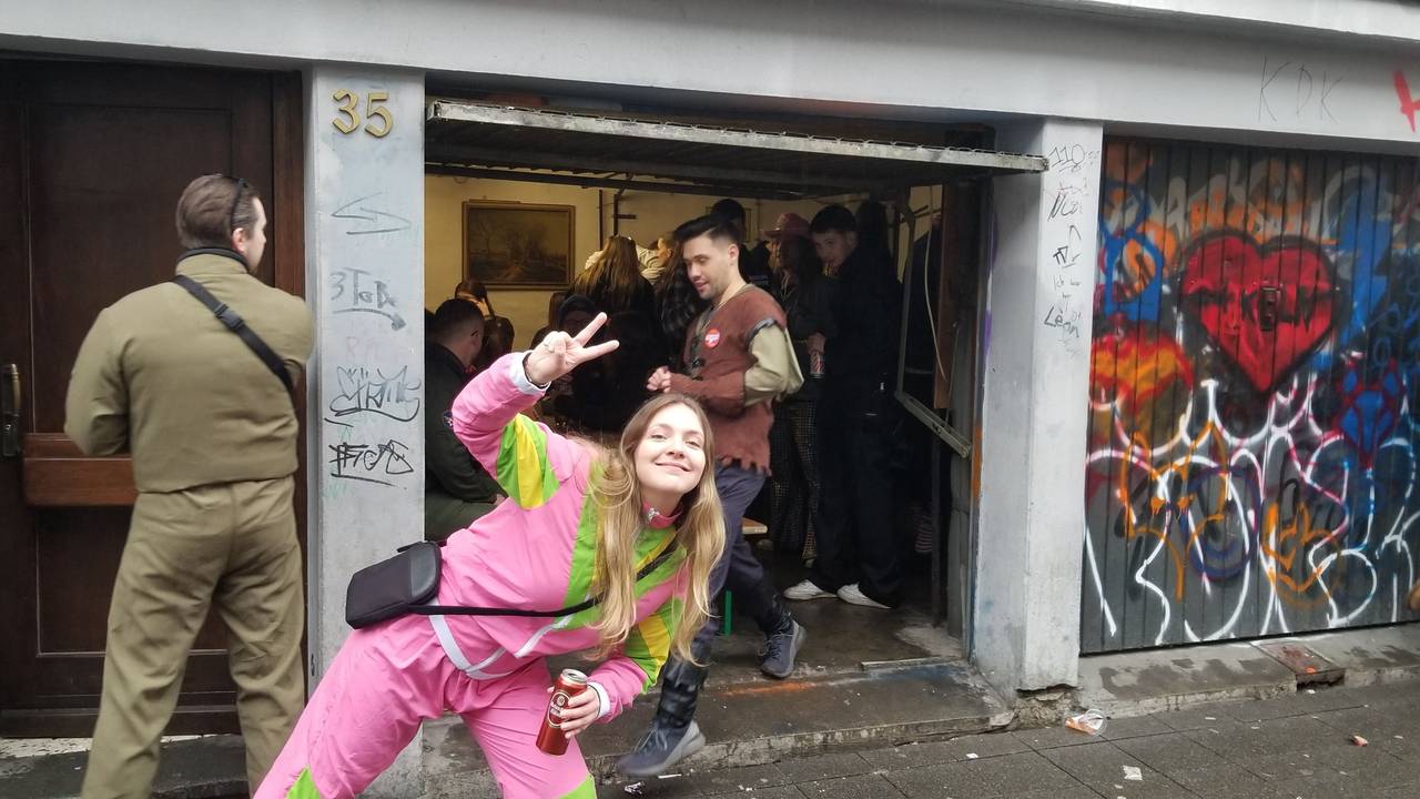 Feiernde in einer Garage auf der Zülpicher Straße