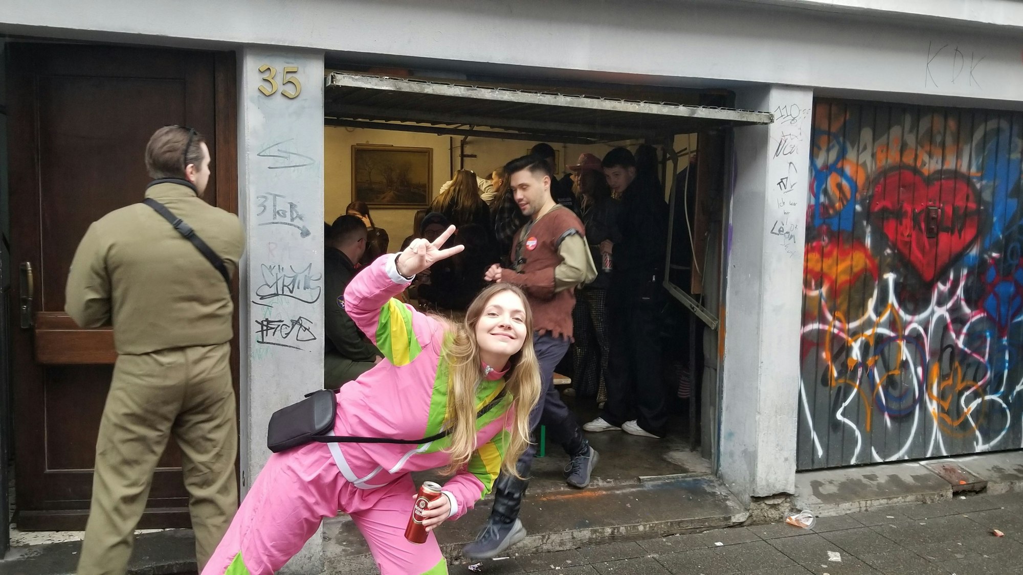 Feiernde in einer Garage auf der Zülpicher Straße