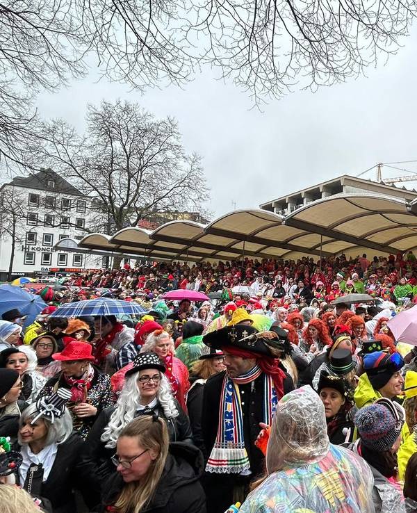 Jecke feiern auf dem Alter Markt in der Kölner Altstadt die Eröffnung des Straßenkarnevals.
