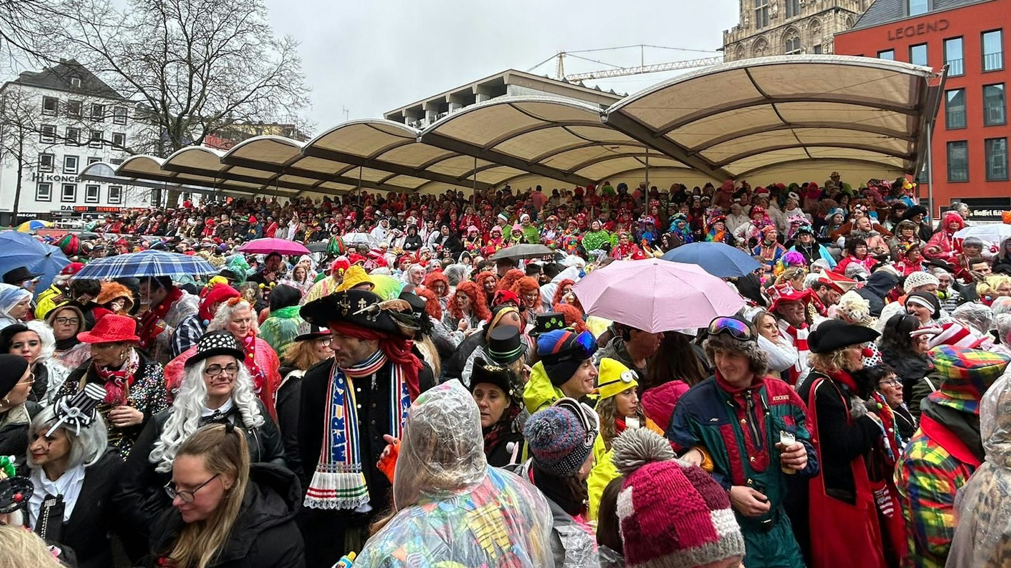 Viele Menschen am Alter Markt in Köln kurz vor der Eröffnung um 11.11 Uhr.