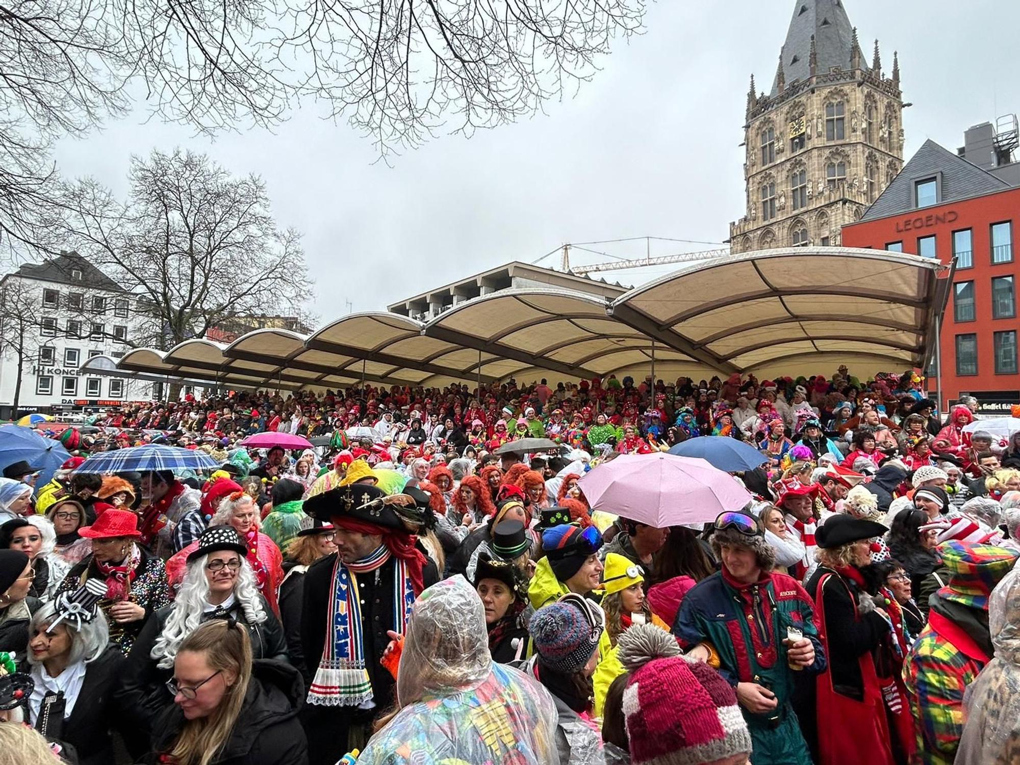 Jecke feiern auf dem Alter Markt in der Kölner Altstadt die Eröffnung des Straßenkarnevals.